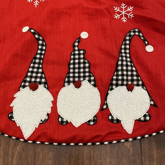Gnome and Snowflake Bead & Applique Tree Skirt - Picture 2 of 12
